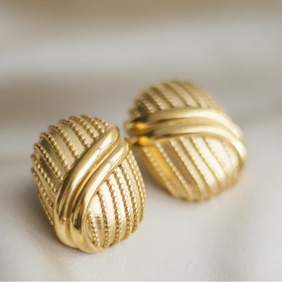 Ridge Statement Oval Earrings - Picture 5 of 5